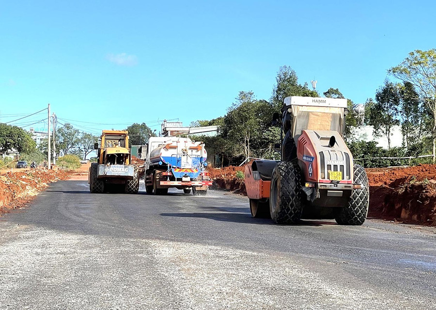 Dự án đường Nguyễn Văn Linh có tổng chiều dài 2.727 m, là công trình giao thông nội thị cấp II, vận tốc thiết kế 50 km/giờ, bề rộng nền đường 35 m. Ảnh: Vũ Thảo