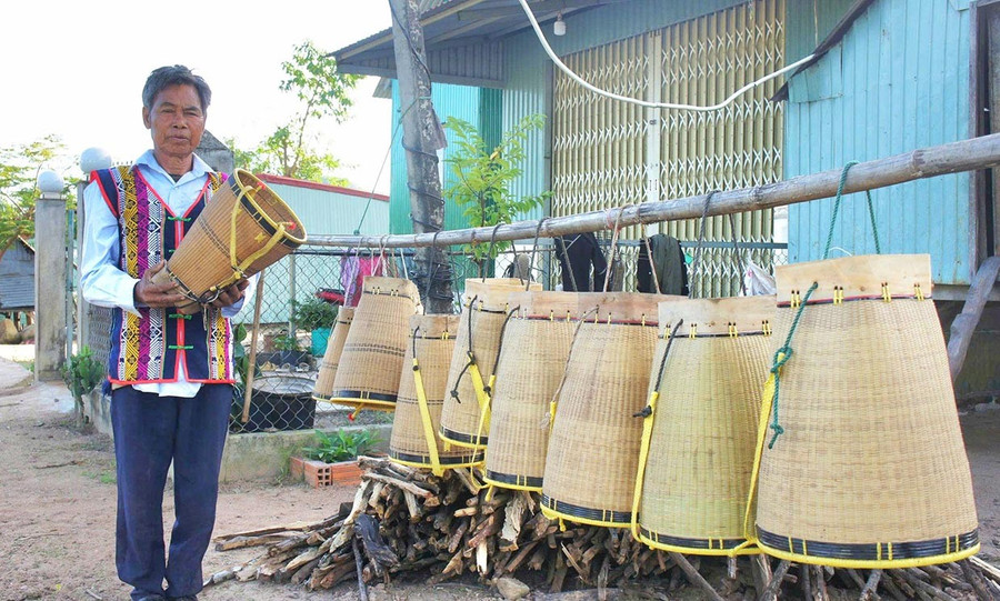 Những chiếc gùi của ông Rơ Châm Múa đẹp mắt và bền chắc nên được nhiều người ưa chuộng. Ảnh: R’Ô HOK