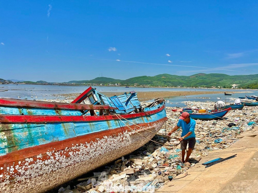Các chuyên gia cho rằng, Việt Nam cần giảm rác thải nhựa theo hướng thúc đẩy kinh tế tuần hoàn, đồng thời tăng cường tái chế.