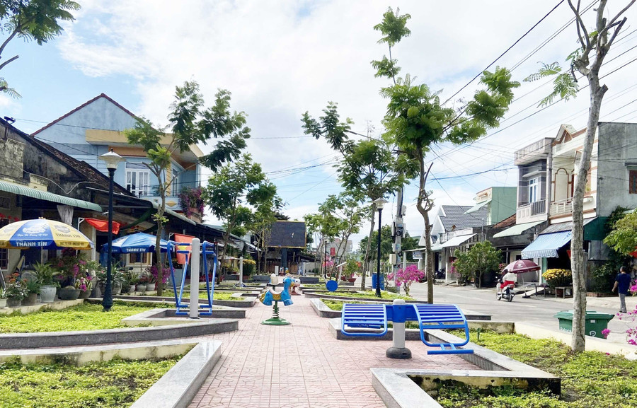 Khu vui chơi, tập thể dục sạch sẽ, thoáng mát là 1 điểm hẹn sinh hoạt cộng đồng của người dân thôn. Ảnh: N.N