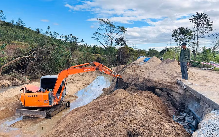 Xã Đak Pơ bố trí kinh phí sửa chữa tuyến nội đồng thôn 5. Ảnh: H.T