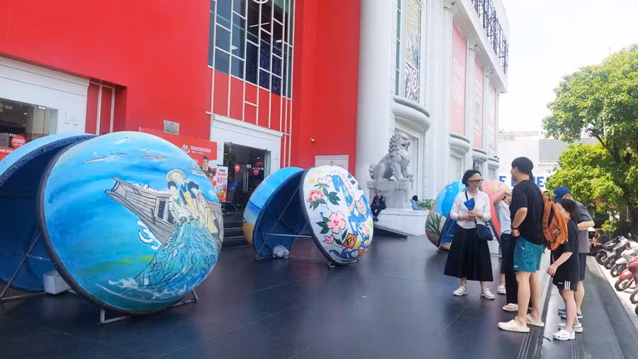 Thuyền thúng được trang trí tại sảnh một Trung tâm thương mại lớn ở Đà Nẵng. Ảnh: Trần Tuấn