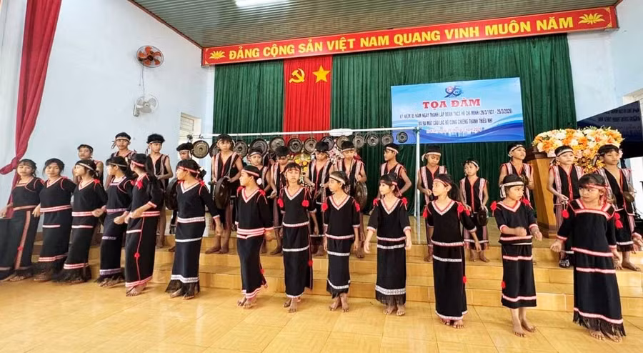 Đội Cồng chiêng thanh thiếu nhi xã Ia Krêl. Ảnh: Rơ Lan Chang