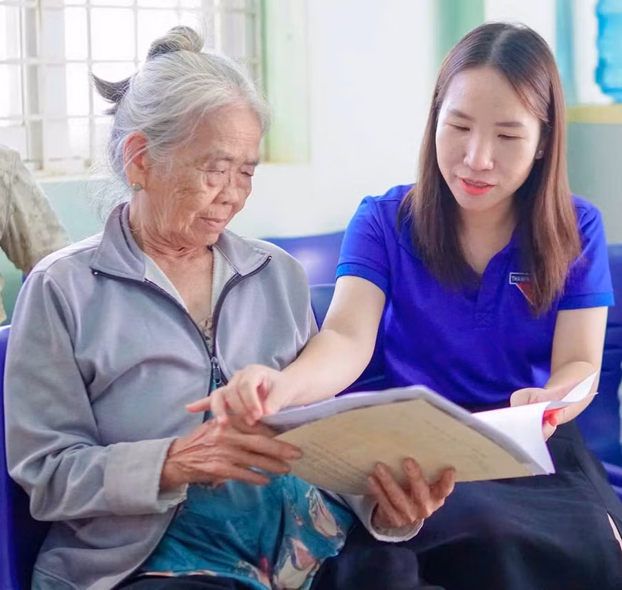 ĐVTN xã Canh Vinh hướng dẫn người dân nộp hồ sơ thủ tục hành chính. Ảnh: T.Lợi