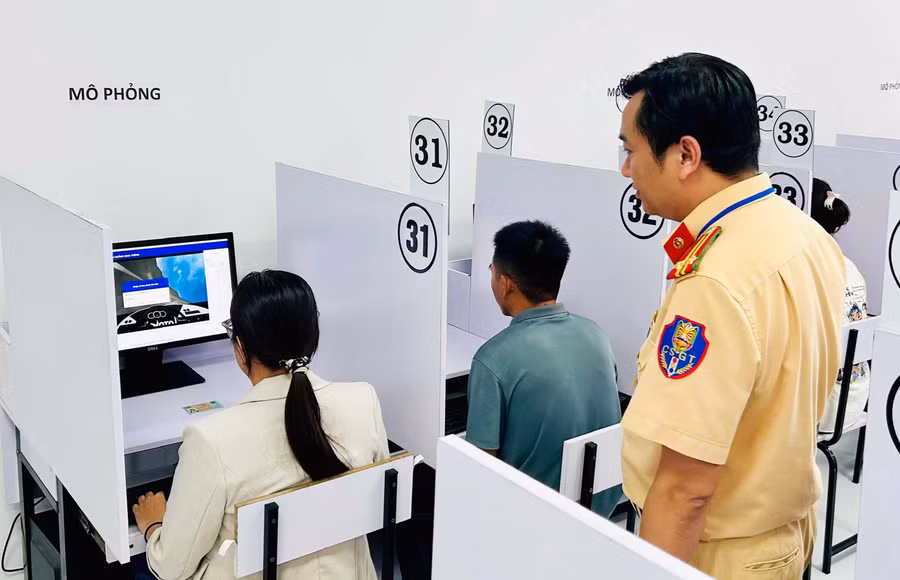 Thí sinh thi sát hạch tại Trung tâm Giáo dục nghề nghiệp Moveo Bình Định (phường Quy Nhơn Đông) dưới sự giám sát của CSGT. Ảnh: K.A