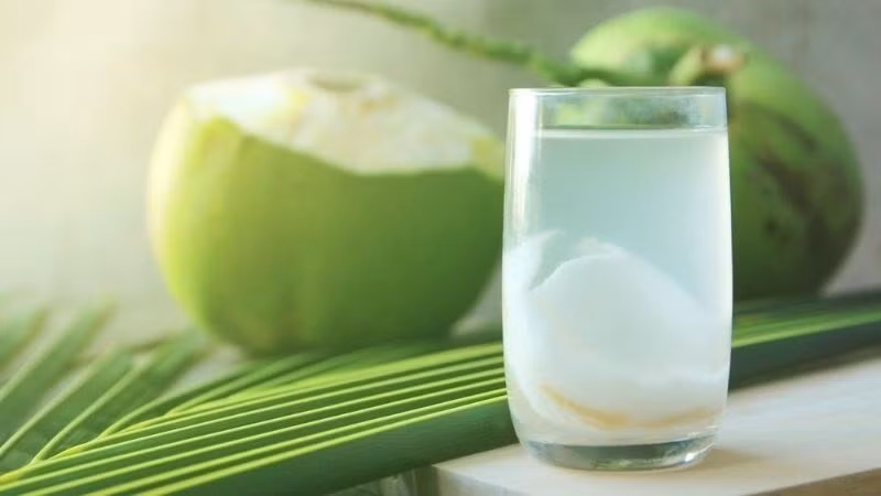 Nước dừa tươi cung cấp nhiều khoáng chất quan trọng tốt cho sức khỏe tim mạch. Ảnh: Internet