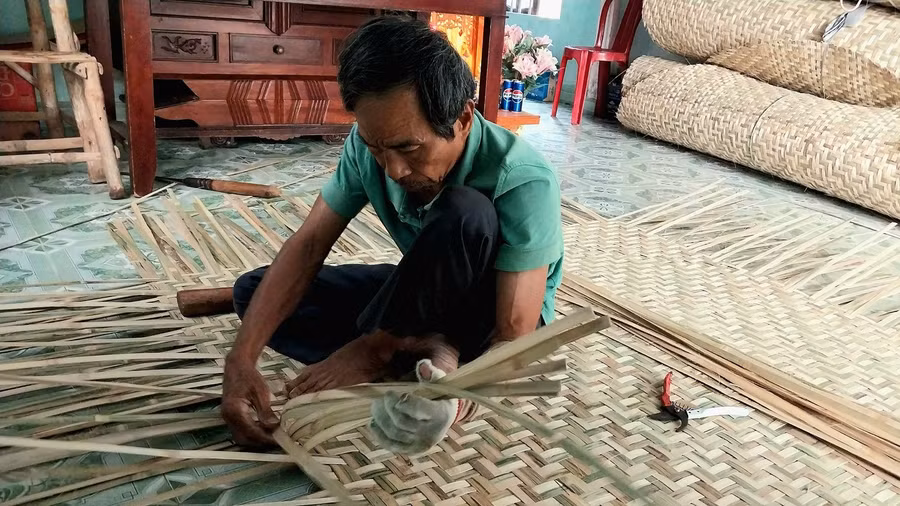 Công đoạn đan phần đáy thúng đòi hỏi sự khéo léo để tránh cho thuyền bị vào nước. Ảnh: Mỹ Ly