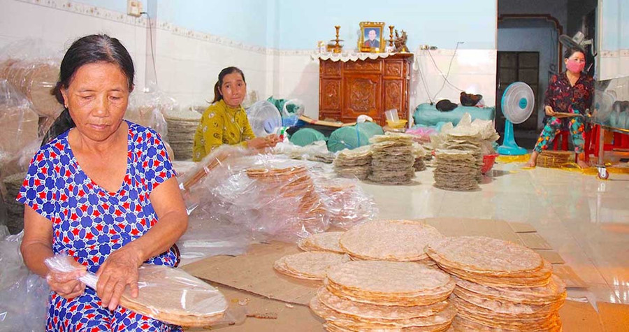Hộ ông Nguyễn Đình Tân vay vốn tạo việc làm để đầu tư máy móc sản xuất bánh tráng truyền thống, tạo việc làm cho lao động địa phương. Ảnh: Nguyễn Muội