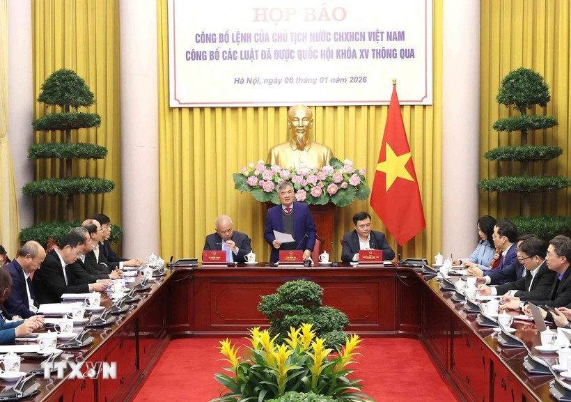 Phó Chủ nhiệm Văn phòng Chủ tịch nước Cấn Đình Tài chủ trì Họp báo. (Ảnh: An Đăng/TTXVN)