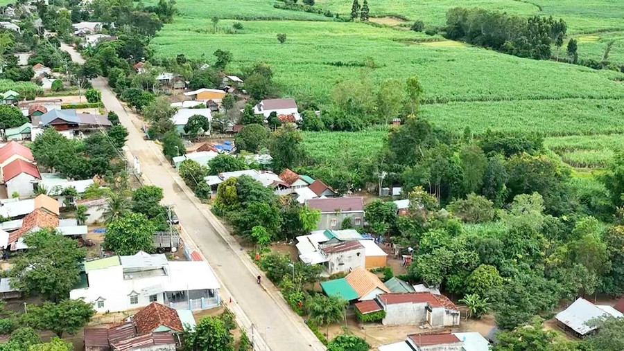 Làng Mơ Hra - Đáp (xã Tơ Tung) được đầu tư làm điểm phát triển du lịch cộng đồng của xã Tơ Tung. Ảnh: Viễn Khánh