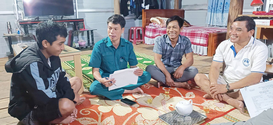 Cán bộ Ban Chỉ huy Quân sự xã Đak Pơ phối hợp Ban Nhân dân thôn Krông Hra gặp gỡ, trò chuyện với gia đình thanh niên Mik Ka. Ảnh: ĐVCC