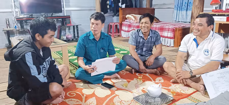 Cán bộ Ban Chỉ huy Quân sự xã Đak Pơ phối hợp Ban Nhân dân thôn Krông Hra gặp gỡ, trò chuyện với gia đình thanh niên Mik Ka. Ảnh: ĐVCC