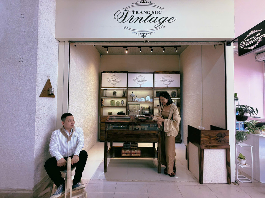 Chị Quyền Nguyên (25 tuổi, đứng quầy), chủ ki-ốt trang sức tên Vinatage nói không khí buôn bán rất vui vẻ, khách du lịch tới đông. ẢNH: LÊ NAM