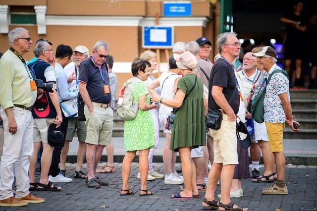 Du khách không chỉ có nhu cầu tham quan điểm đến mà muốn có nhiều trải nghiệm, dịch vụ hấp dẫn. Ảnh: Nhật Thịnh