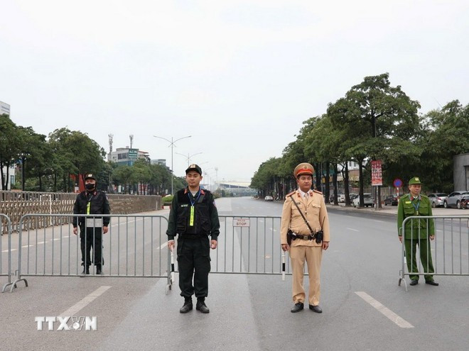 Lực lượng chức năng tại các chốt chặn, phục vụ sơ duyệt, diễn tập phương án bảo vệ Đại hội XIV của Đảng. (Ảnh: TTXVN phát)