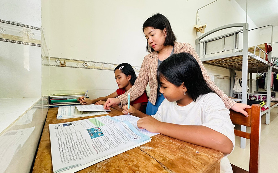 Từ nguồn vốn Chương trình mục tiêu quốc gia, học sinh Trường Phổ thông dân tộc bán trú Canh Liên (xã Canh Liên) được học tập, sinh hoạt trong khu nội trú khang trang, sạch đẹp. Ảnh: D.Đ