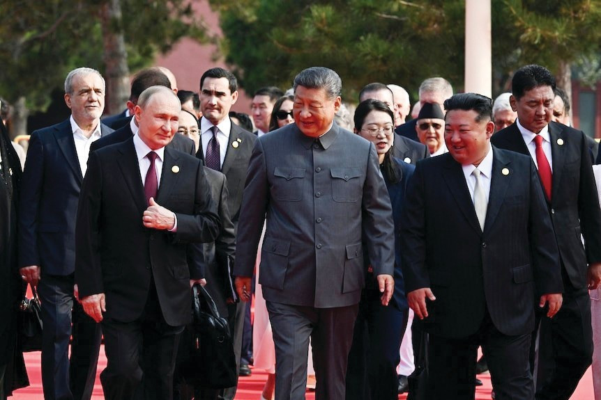 Chủ tịch Trung Quốc Tập Cận Bình cùng Tổng thống Nga Vladimir Putin, Chủ tịch Triều Tiên Kim Jong Un và các nhà lãnh đạo khác trong dịp diễn ra lễ duyệt binh tại Bắc Kinh vào tháng 9/2025. Ảnh: Reuters