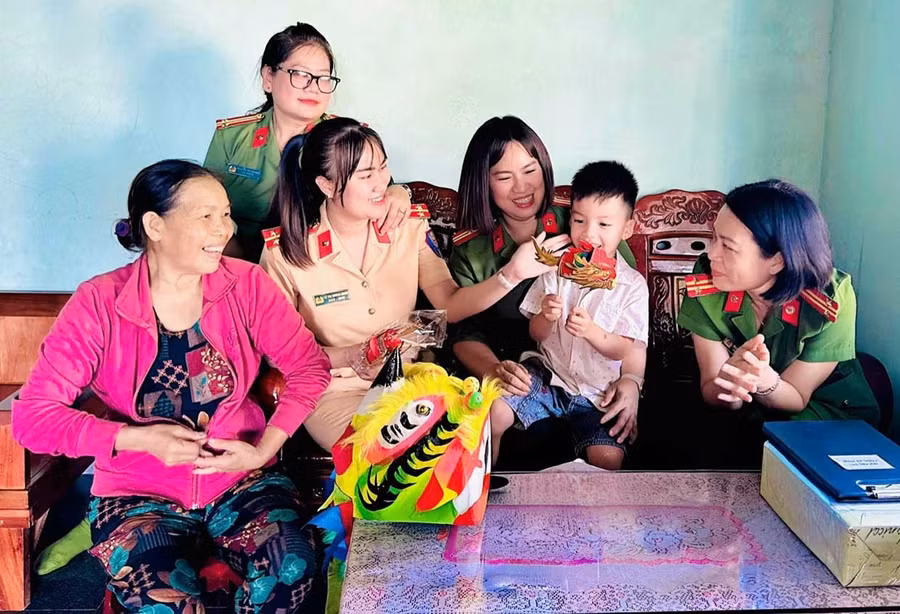 Hội Phụ nữ Công an tỉnh thăm, tặng quà thiếu nhi thuộc chương trình “Mẹ đỡ đầu”. Ảnh: ĐVCC