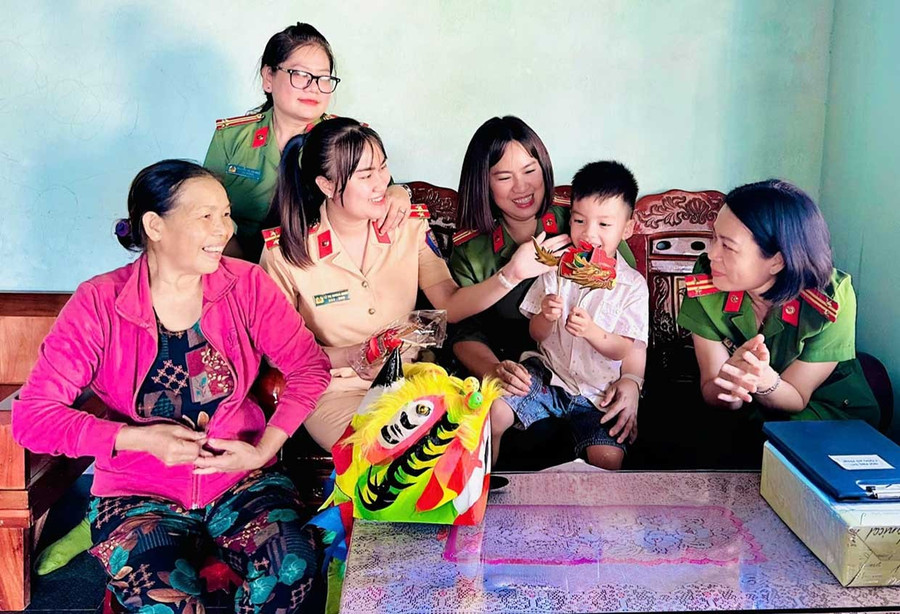 Hội Phụ nữ Công an tỉnh thăm, tặng quà thiếu nhi thuộc chương trình “Mẹ đỡ đầu”. Ảnh: ĐVCC