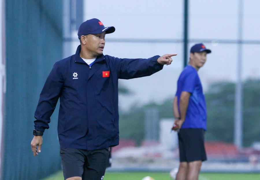 HLV Đinh Hồng Vinh trong một buổi tập cùng U23 Việt Nam tại Vòng chung kết U23 châu Á. Ảnh: NVCCHLV Đinh Hồng Vinh trong một buổi tập cùng U23 Việt Nam tại Vòng chung kết U23 châu Á. Ảnh: NVCC