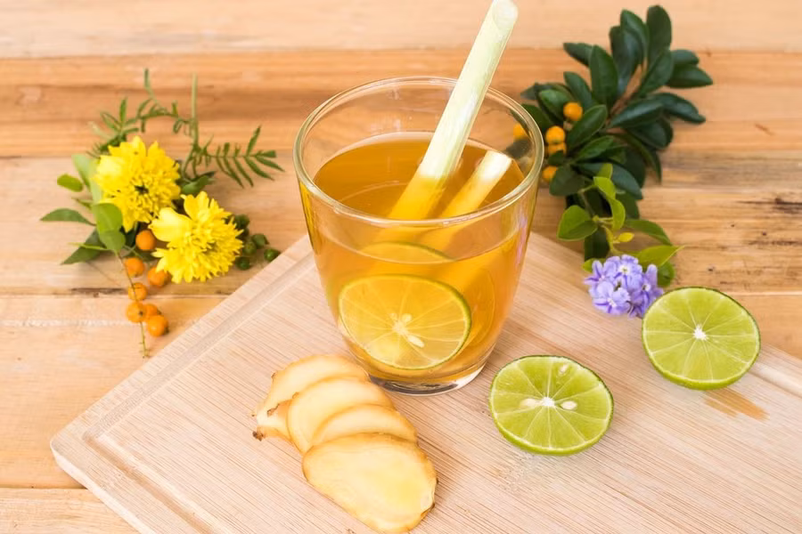 Khi uống điều độ, trà gừng chanh hỗ trợ sức khỏe hàng ngày và giúp cơ thể thích nghi tốt hơn với thời tiết lạnh. Ảnh: Internet