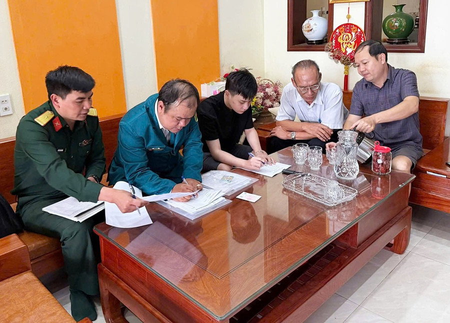 Cán bộ Ban Chỉ huy Quân sự phường An Phú và Ban Chỉ huy phòng thủ khu vực 3 - Thống Nhất gặp gỡ thanh niên, gia đình. Ảnh: ĐVCC