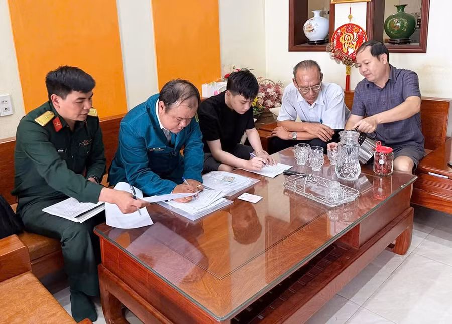 Cán bộ Ban Chỉ huy Quân sự phường An Phú và Ban Chỉ huy phòng thủ khu vực 3 - Thống Nhất gặp gỡ thanh niên, gia đình. Ảnh: ĐVCC