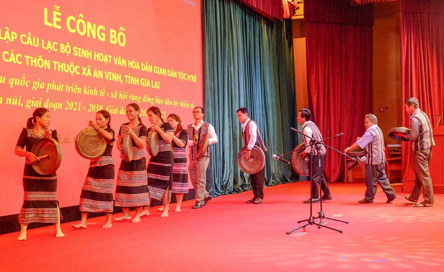 Buổi ra mắt Câu lạc bộ Văn hóa dân gian đồng bào H’re xã An Vinh. Ảnh: N.Nhuận