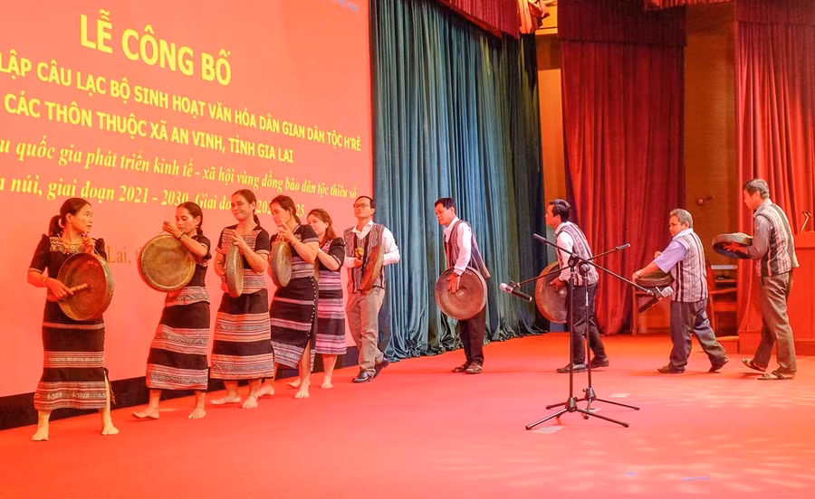 Buổi ra mắt Câu lạc bộ Văn hóa dân gian đồng bào H’re xã An Vinh. Ảnh: N.Nhuận