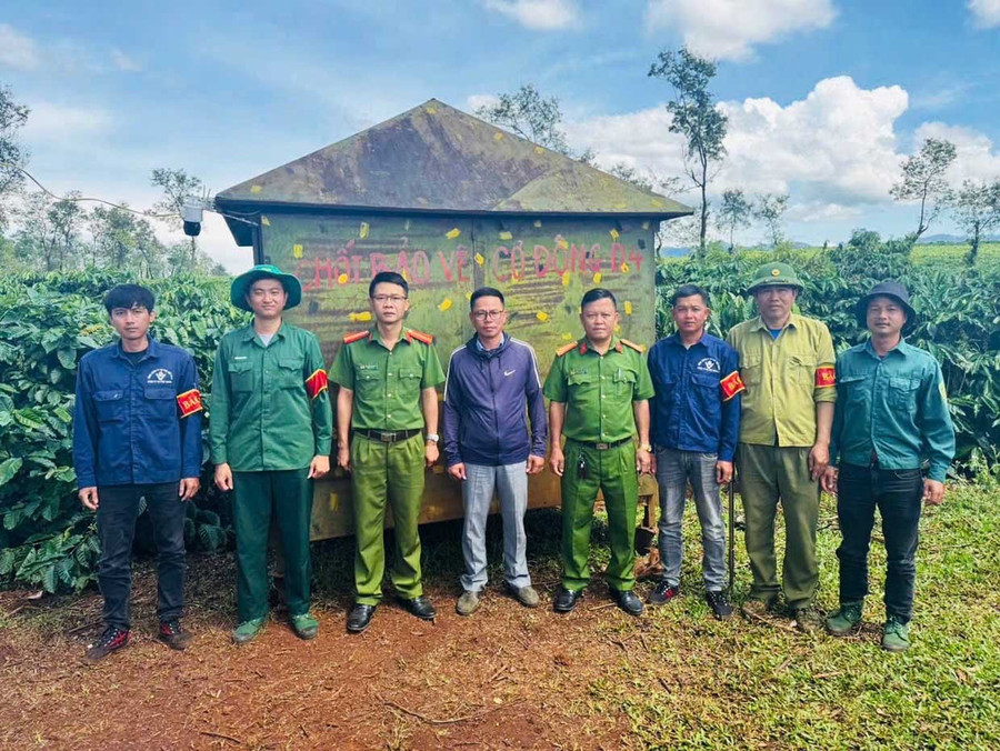 Lực lượng Công an xã Ia Hrung tham gia tuần tra kiểm soát đảm bảo vụ mùa. Ảnh: ĐVCC