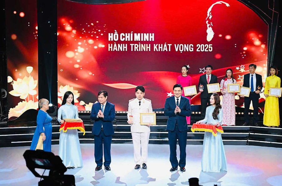 Mô hình “Chủ nhật về làng” do Công an xã Ia Hrung xây dựng được tôn vinh tại Chương trình “Giao lưu các điển hình tiêu biểu trong học tập và làm theo tư tưởng, đạo đức, phong cách Hồ Chí Minh khu vực miền Trung - Tây Nguyên năm 2025”. Ảnh: ĐVCC