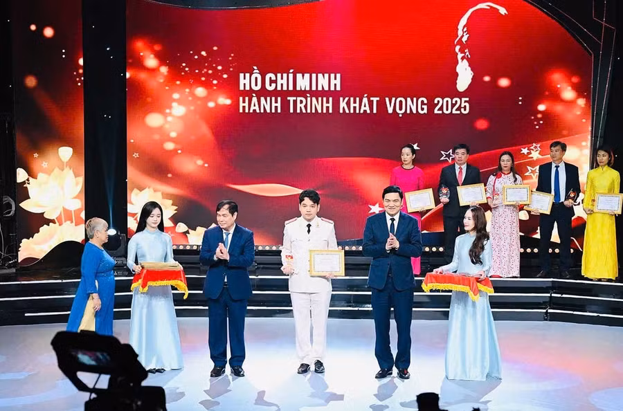 Mô hình “Chủ nhật về làng” do Công an xã Ia Hrung xây dựng được tôn vinh tại Chương trình “Giao lưu các điển hình tiêu biểu trong học tập và làm theo tư tưởng, đạo đức, phong cách Hồ Chí Minh khu vực miền Trung - Tây Nguyên năm 2025”. Ảnh: ĐVCC