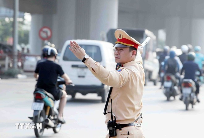 Lực lượng Cảnh sát giao thông điều tiết, phân luồng giao thông. (Ảnh: Phạm Kiên/TTXVN)