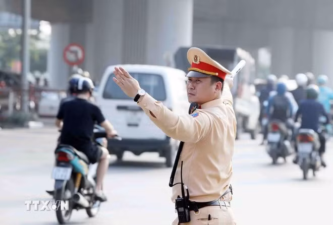 Lực lượng Cảnh sát giao thông điều tiết, phân luồng giao thông. (Ảnh: Phạm Kiên/TTXVN)