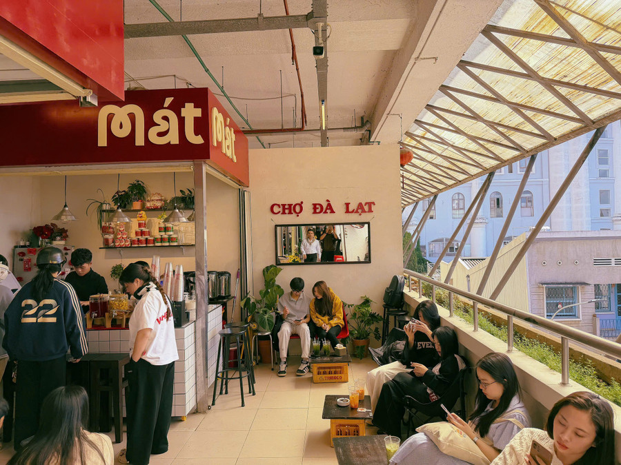 Một quán nước bên trong chợ mới thu hút đông khách ghé ngồi trò chuyện, nghỉ chân sau khi tham quan, mua sắm. Không gian được trang trí trẻ trung, tạo nhiều “góc sống ảo” cho khách du lịch. ẢNH: LÊ NAM