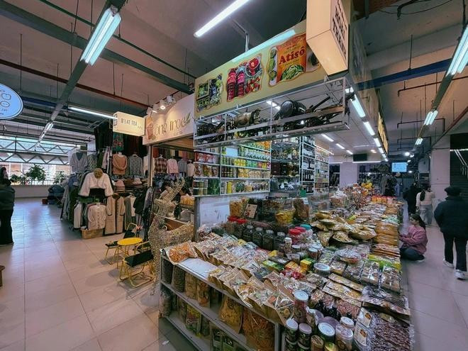 Tiểu thương Gen Z bán hàng bên cạnh các gian hàng đặc sản lâu năm trong chợ. ẢNH: LÊ NAM