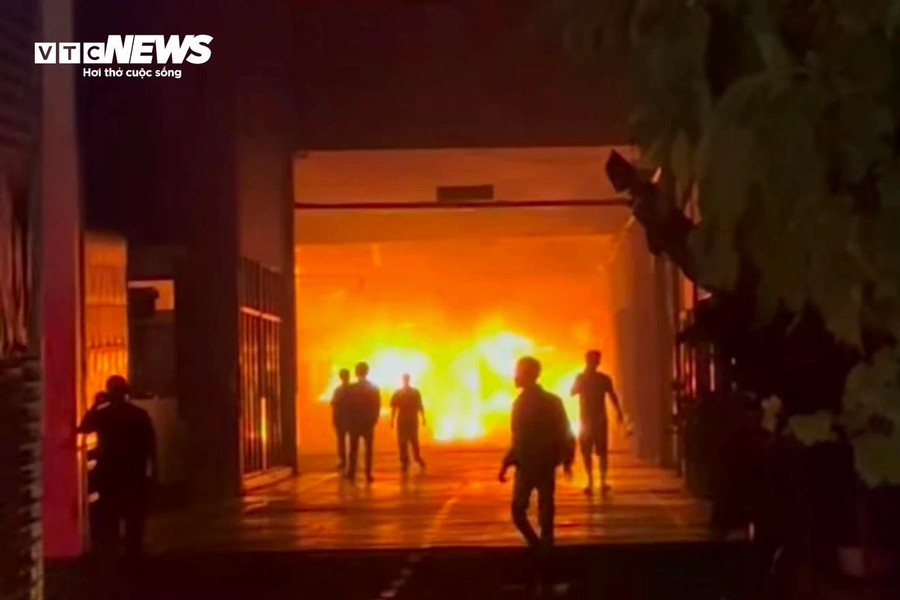 Người dân bỏ chạy khỏi đám cháy.