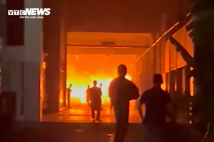 Người dân bỏ chạy khỏi đám cháy.