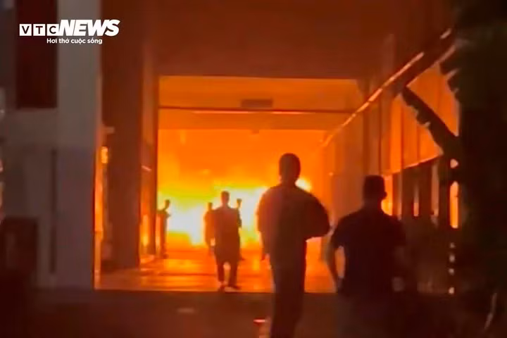 Người dân bỏ chạy khỏi đám cháy.