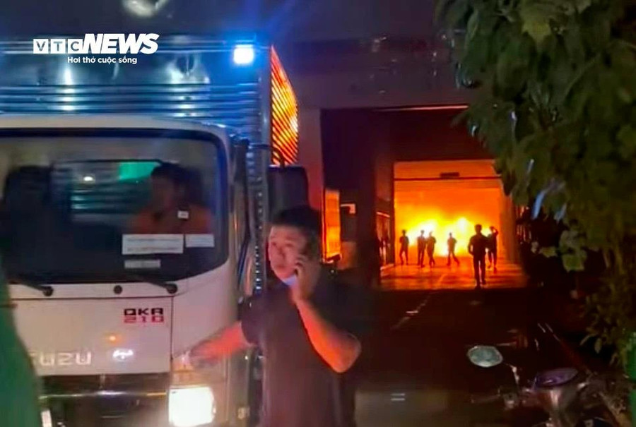 Những người có mặt di chuyển xe ra khỏi showroom.