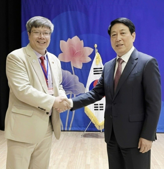 Chủ tịch Hiệp hội Doanh nhân - Đầu tư Việt Nam - Hàn Quốc - TS Trần Hải Linh (trái ảnh) chào Chủ tịch nước Lương Cường nhân dịp Chủ tịch nước và đoàn cấp cao gặp mặt cộng đồng tại khu vực Đông Nam của Hàn Quốc (sau chuyến tham dự Hội nghị Thượng đỉnh APEC 2025 tại Hàn Quốc). Ảnh: NVCC