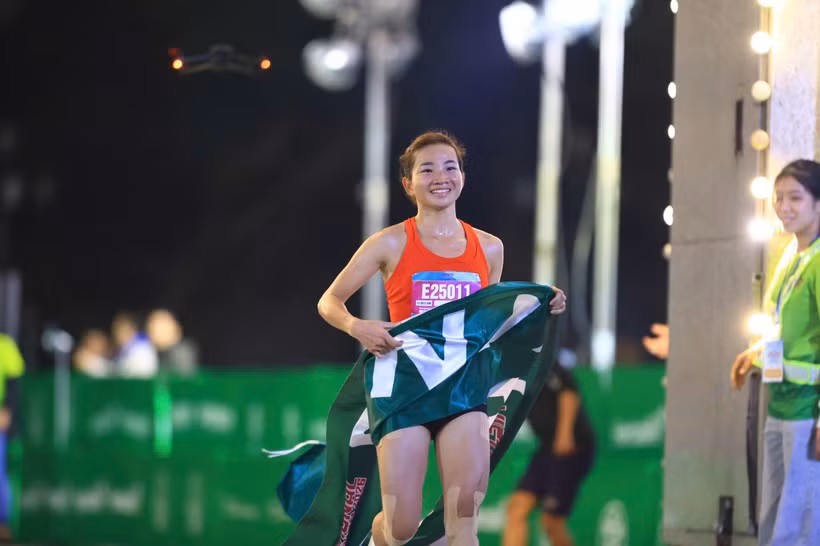 Nguyễn Thị Oanh có lần thứ 4 liên tiếp giành chức vô địch cự ly 21km Giải Bán marathon Quốc tế Việt Nam. (Ảnh: VIHM)