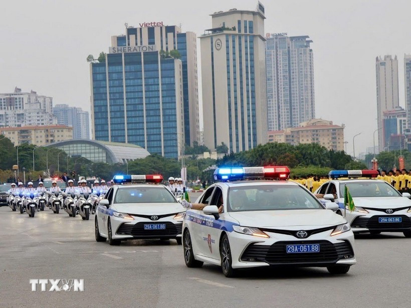 Phương tiện chuyên dụng của lực lượng Cảnh sát giao thông tham gia các khối diễu hành sáng 6/1. (Ảnh: TTXVN phát)