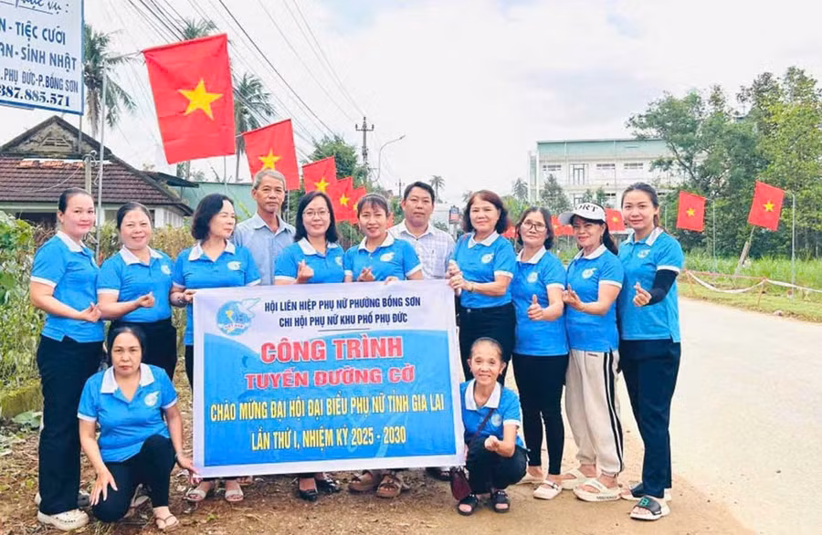 Hội Liên hiệp phụ nữ phường Bồng Sơn thực hiện tuyến đường cờ tại khu phố Phụ Đức. Ảnh: ĐVCC