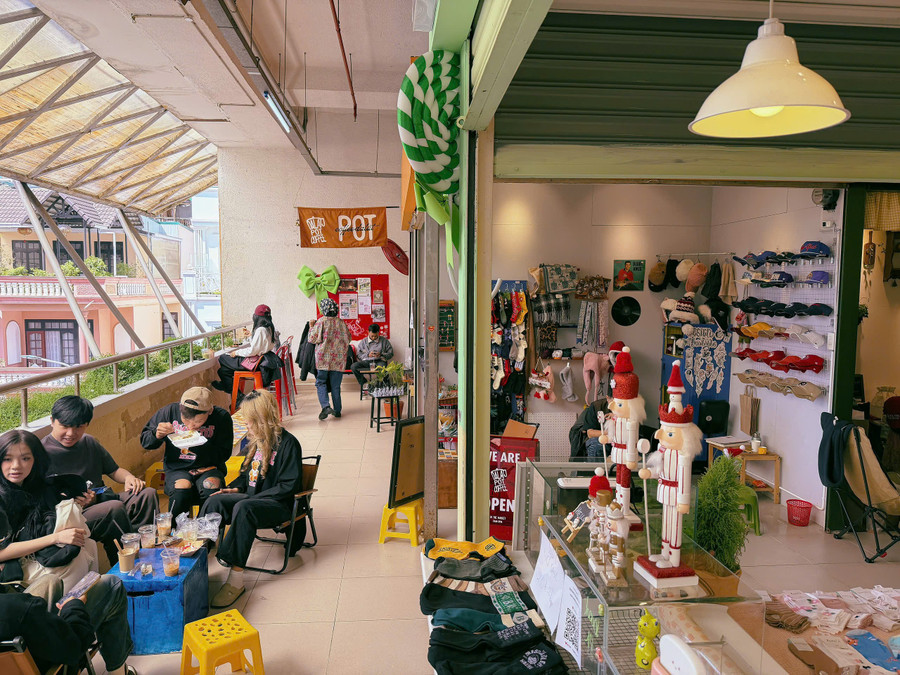 Không khí mua sắm, ăn uống sôi động tại khu chợ mới Đà Lạt với sự xuất hiện dày đặc của các gian hàng đồ thủ công, thời trang, phụ kiện và quán cà phê nhỏ. ẢNH: LÊ NAM
