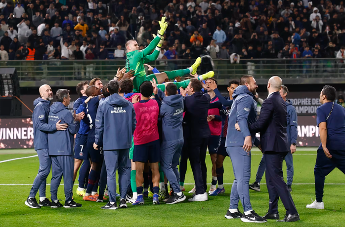 Đồng đội công kênh 'người nhện' Lucas Chevalier