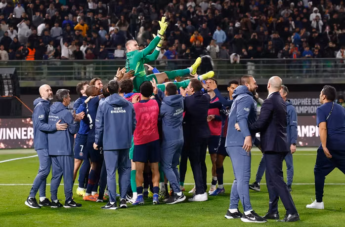 Đồng đội công kênh 'người nhện' Lucas Chevalier