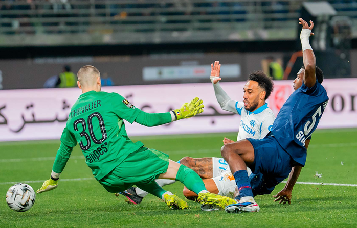 Willian Pacho (51) đá phản lưới nhà PSG phút 87