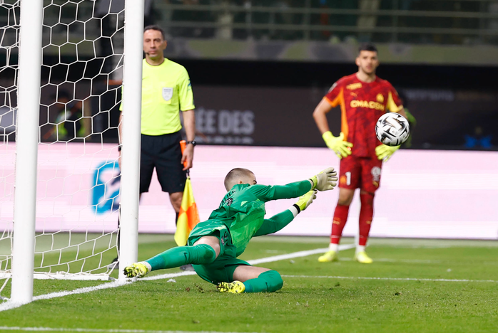 Lucas Chevalier trở thành người hùng khi cản phá được hai cú sút của Marseille