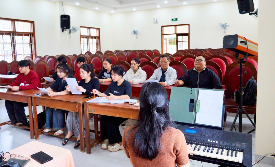 Sinh viên Trần Gia Tín (hàng sau, thứ 2 từ phải sang) trong giờ học luyện thanh với lớp. Ảnh: Nguyễn Muội